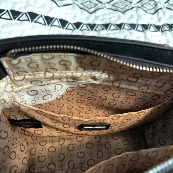 Small black Guess handbag with strap for over the shoulder - Picture 7 of 7